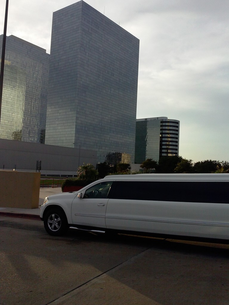 Arrive in Houston in Mercedes Limousine www.bestlimotx.com