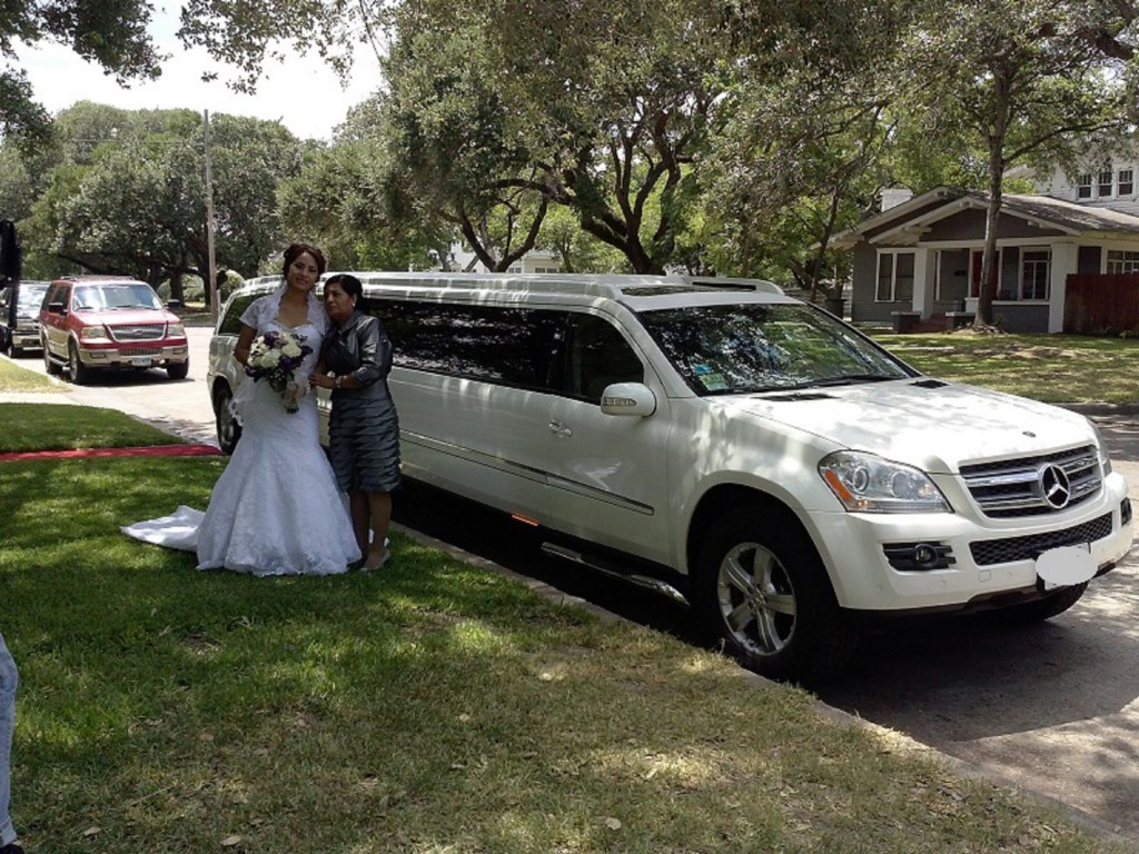 MERCEDES LIMO FOR WEDDING